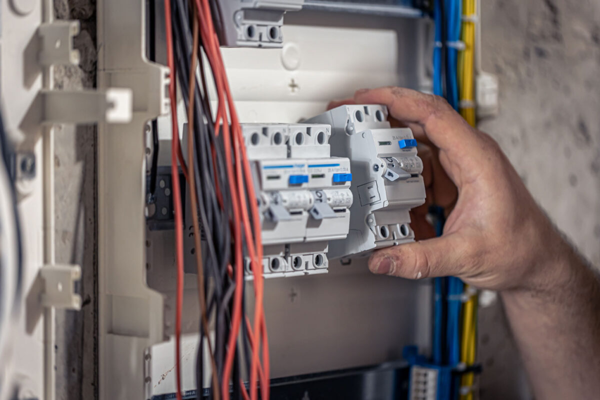 electricista-masculino-trabaja-centralita-cable-conexion-electrica